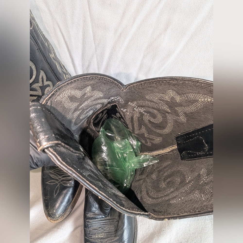 Justin Black Leather Cowboy Boots with Embroidered Design - Picture 5 of 7